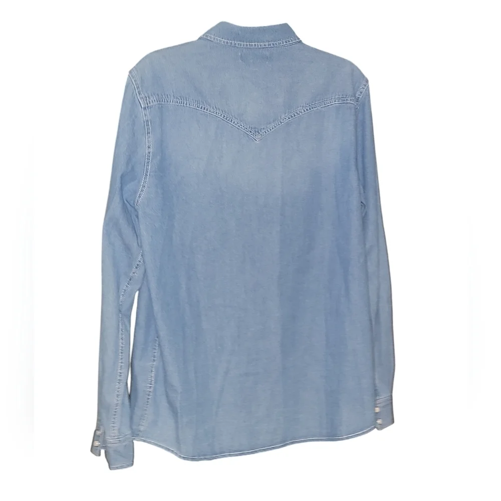 True Religion Light Blue Denim Shirt size medium NWT! Snap button closure